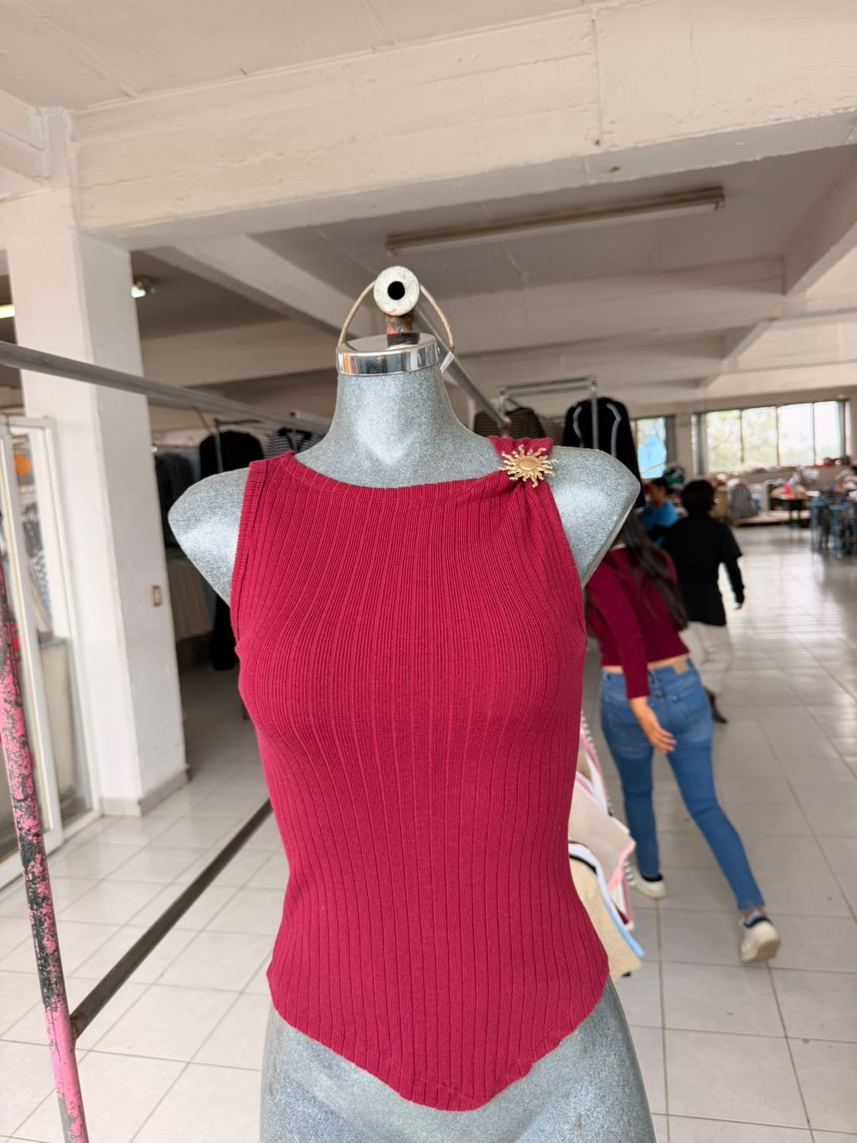 Blusa Atenea sin mangas de viscosa acanalada con broche dorado