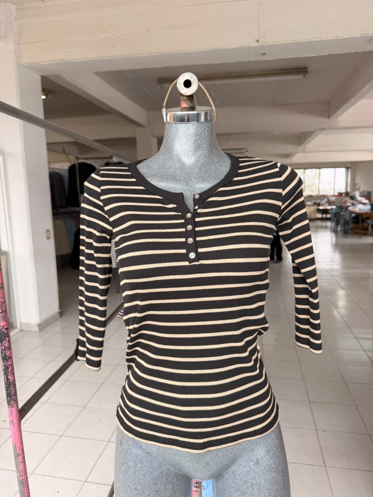 Blusa Sandy estilo Henley a rayas con botones y manga 3/4