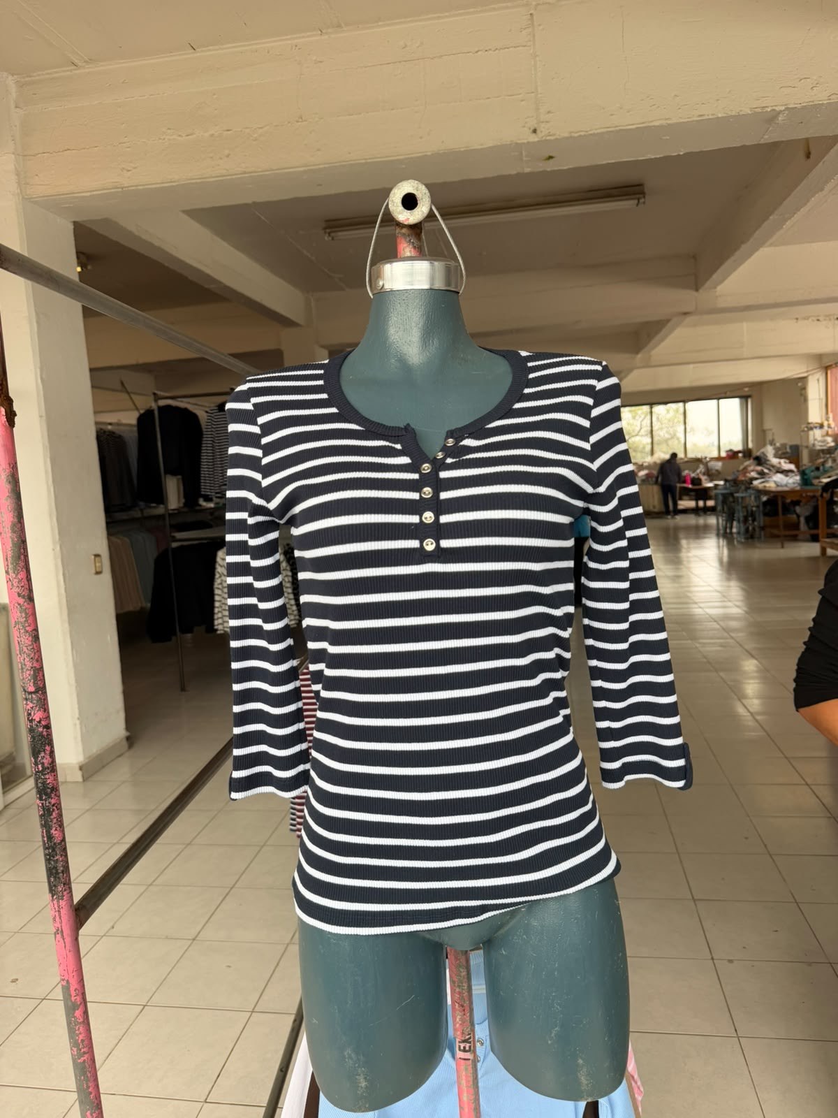 Blusa Sandy estilo Henley a rayas con botones y manga 3/4