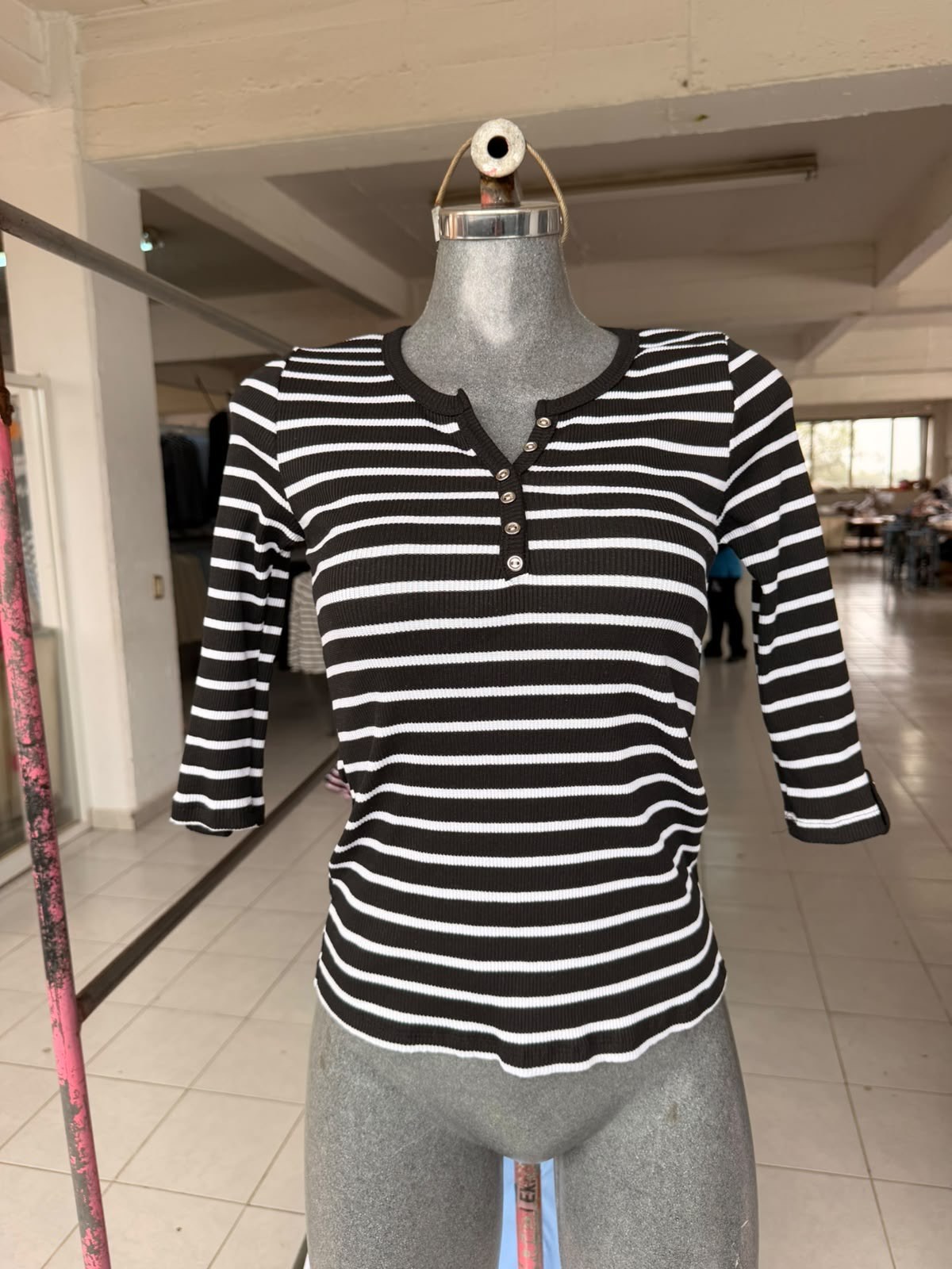 Blusa Sandy estilo Henley a rayas con botones y manga 3/4