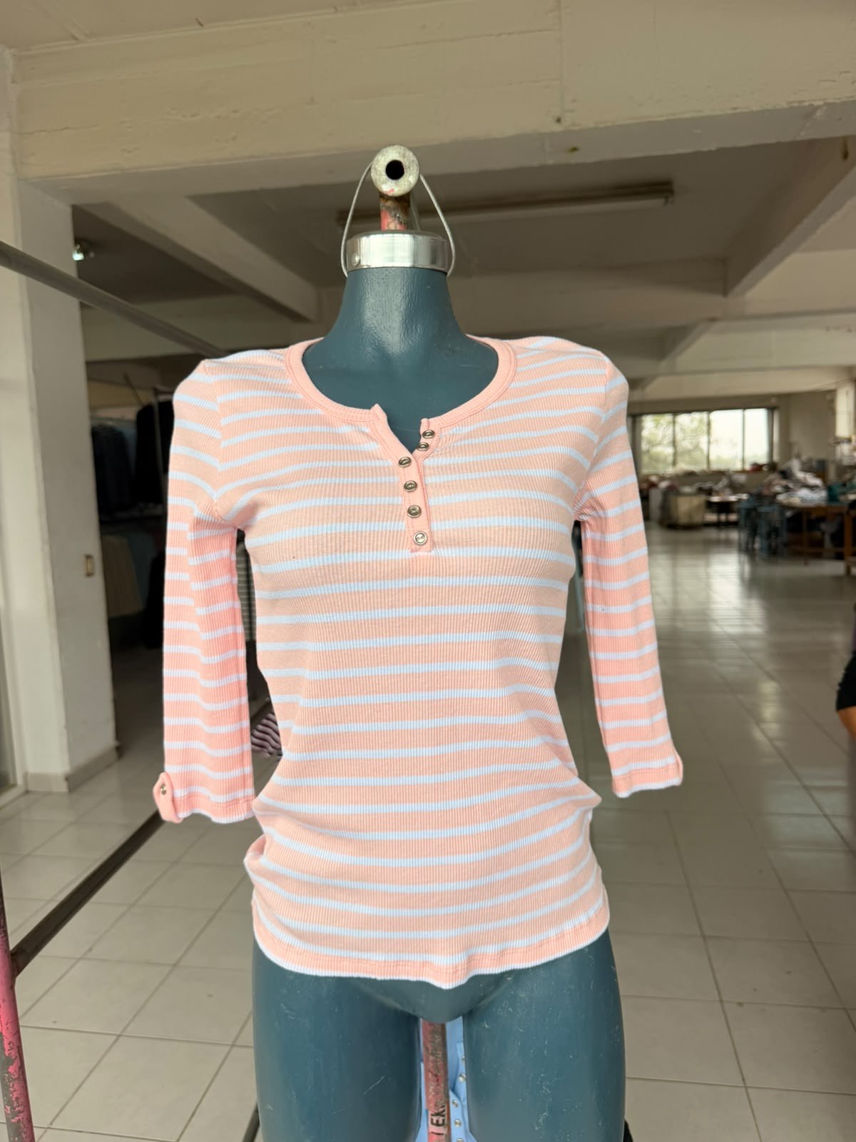 Blusa Sandy estilo Henley a rayas con botones y manga 3/4