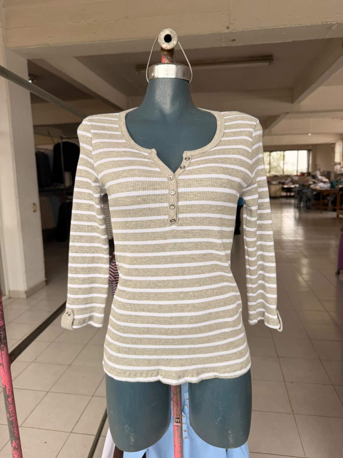 Blusa Sandy estilo Henley a rayas con botones y manga 3/4