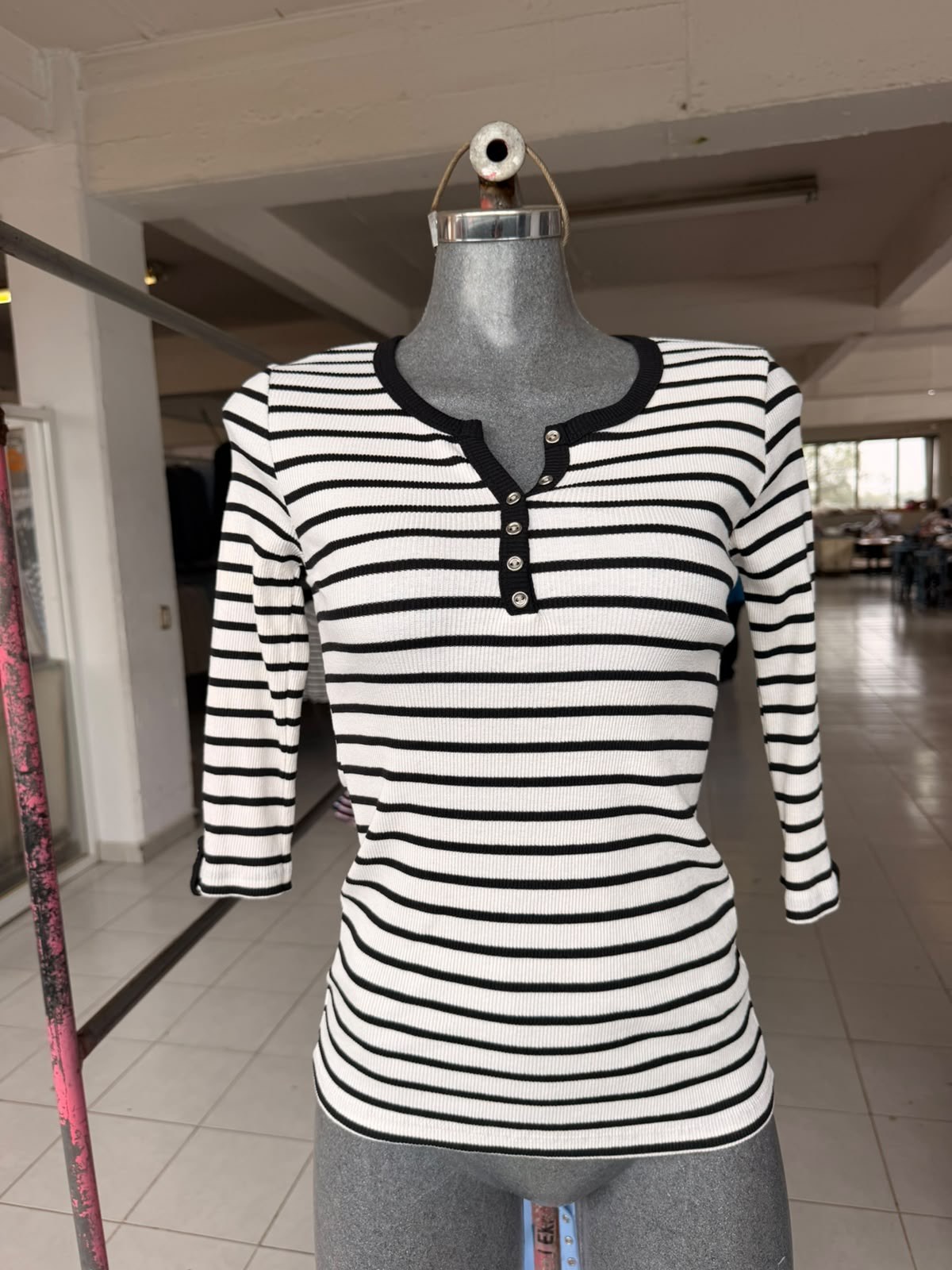 Blusa Sandy estilo Henley a rayas con botones y manga 3/4