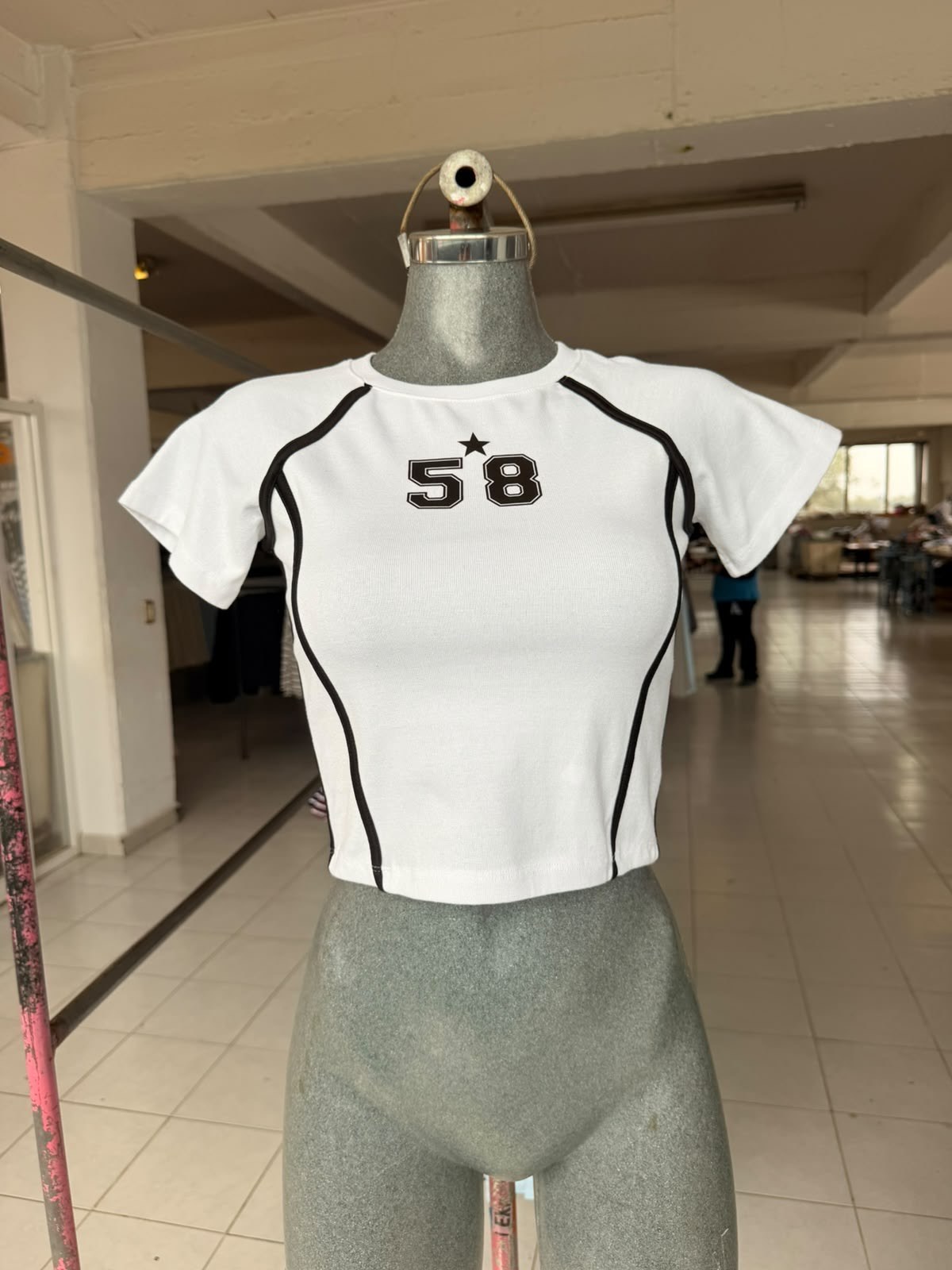 Playera crop deportiva Y2K con estampado 58 y vivos de contraste