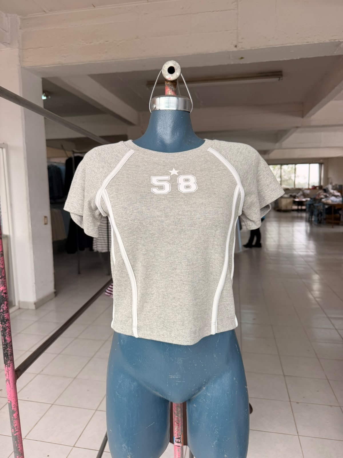 Playera crop deportiva Y2K con estampado 58 y vivos de contraste