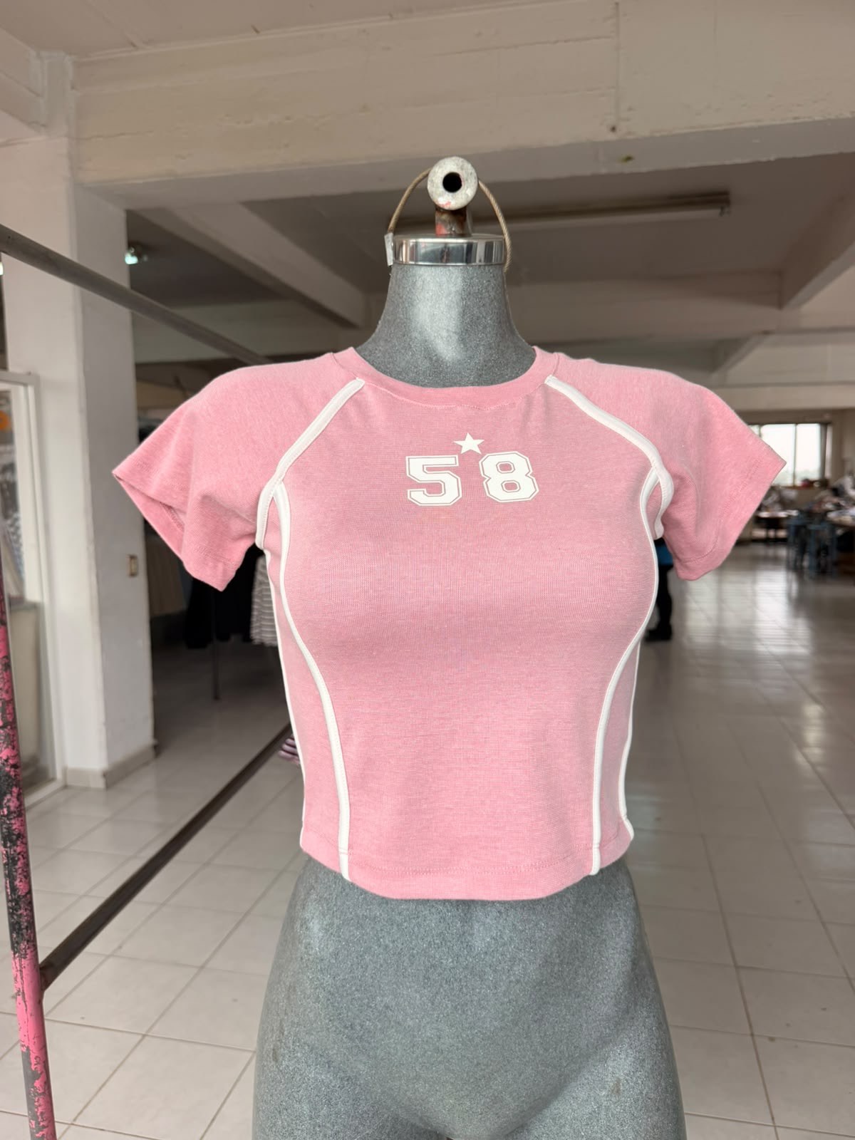 Playera crop deportiva Y2K con estampado 58 y vivos de contraste