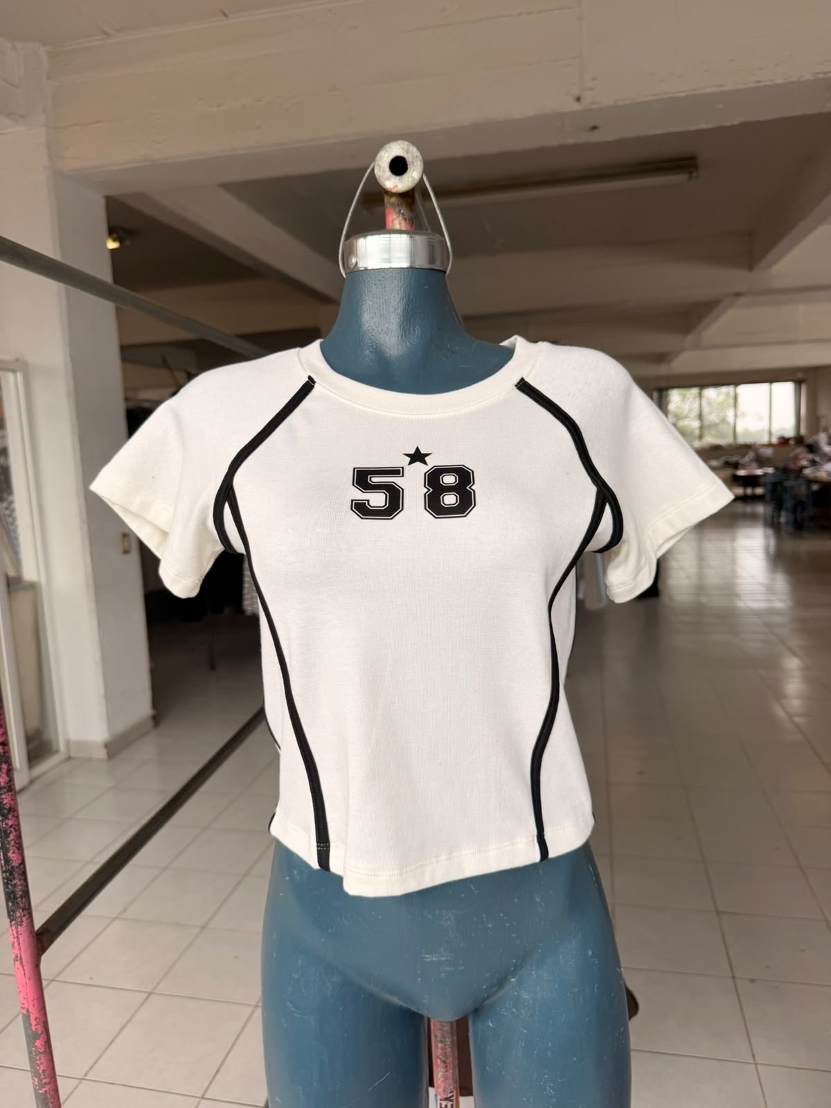 Playera crop deportiva Y2K con estampado 58 y vivos de contraste