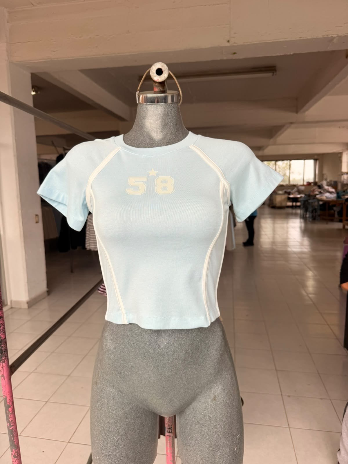 Playera crop deportiva Y2K con estampado 58 y vivos de contraste