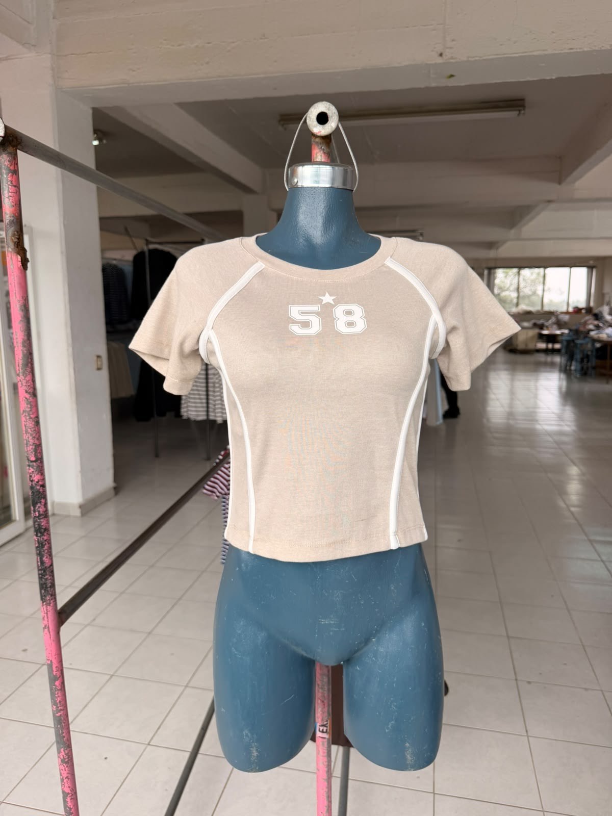 Playera crop deportiva Y2K con estampado 58 y vivos de contraste