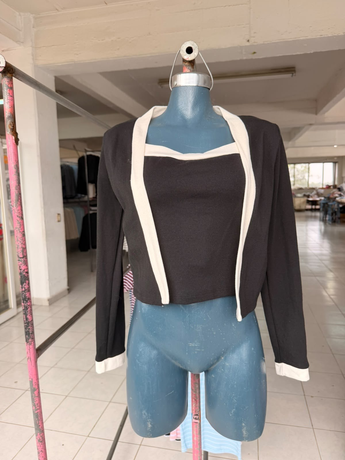Conjunto Nelly: top de tirantes y saquito torera con ribete de contraste