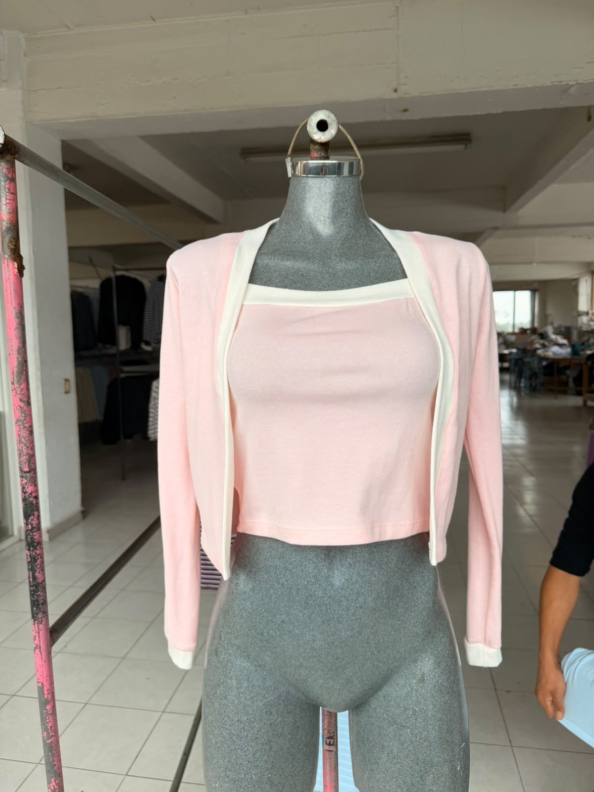 Conjunto Nelly: top de tirantes y saquito torera con ribete de contraste