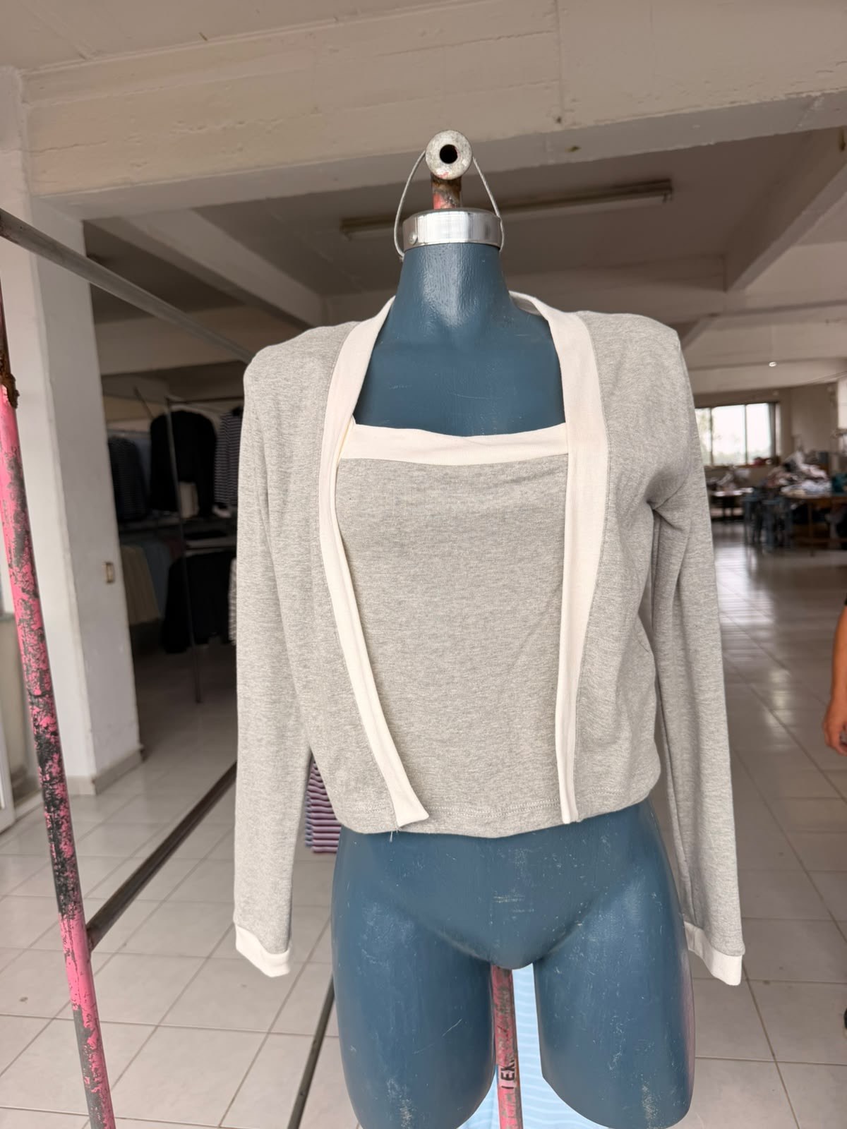 Conjunto Nelly: top de tirantes y saquito torera con ribete de contraste