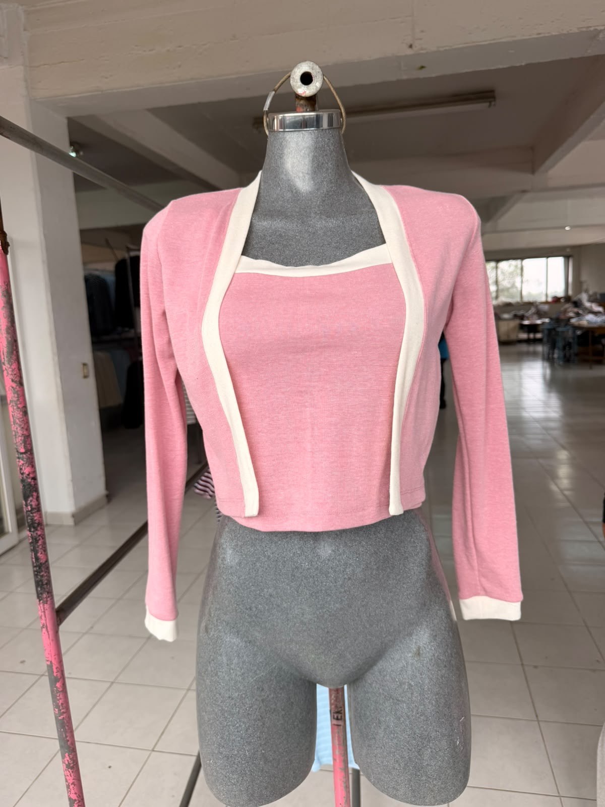 Conjunto Nelly: top de tirantes y saquito torera con ribete de contraste
