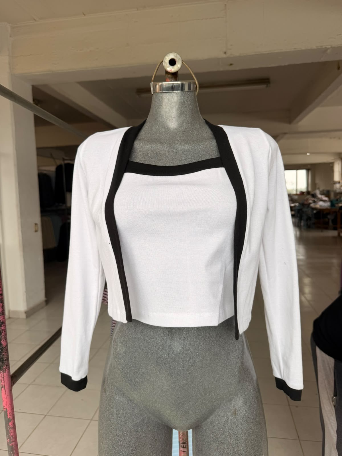 Conjunto Nelly: top de tirantes y saquito torera con ribete de contraste