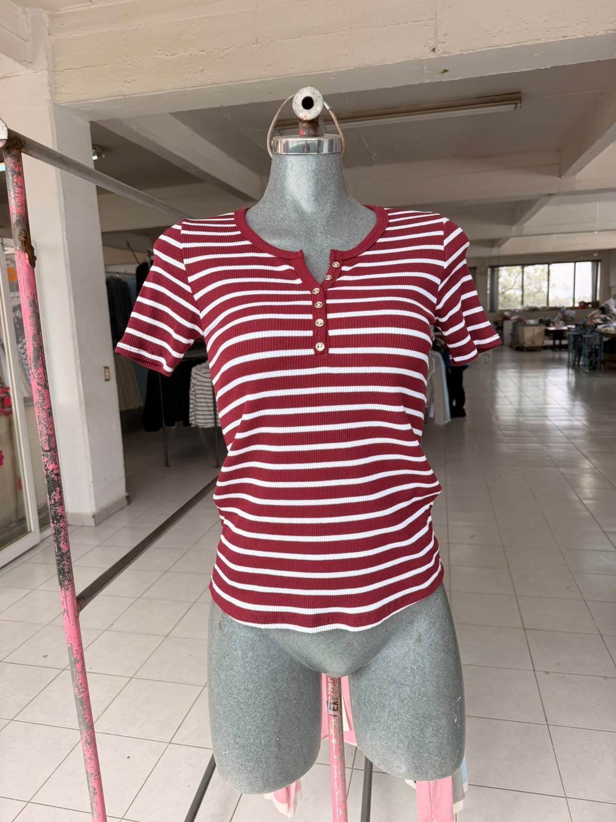 Blusa Sandy estilo Henley a rayas, manga corta y botones decorativos