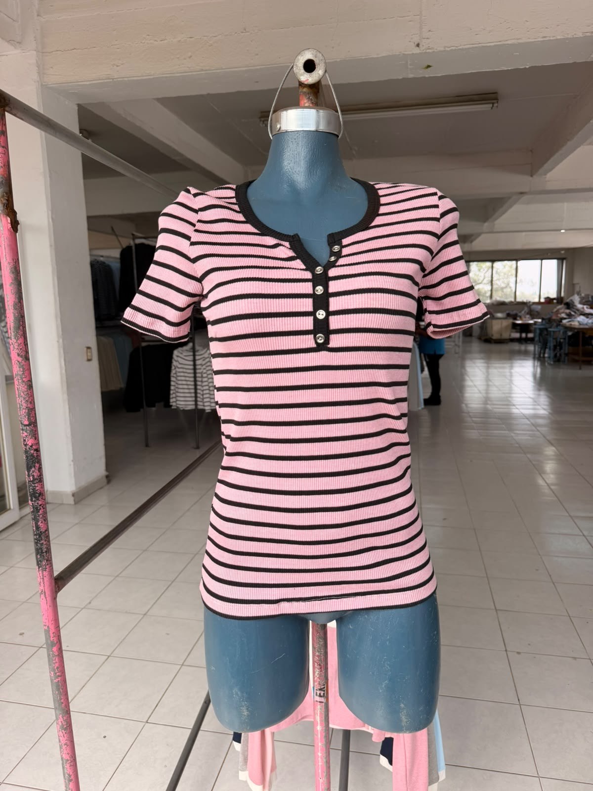 Blusa Sandy estilo Henley a rayas, manga corta y botones decorativos
