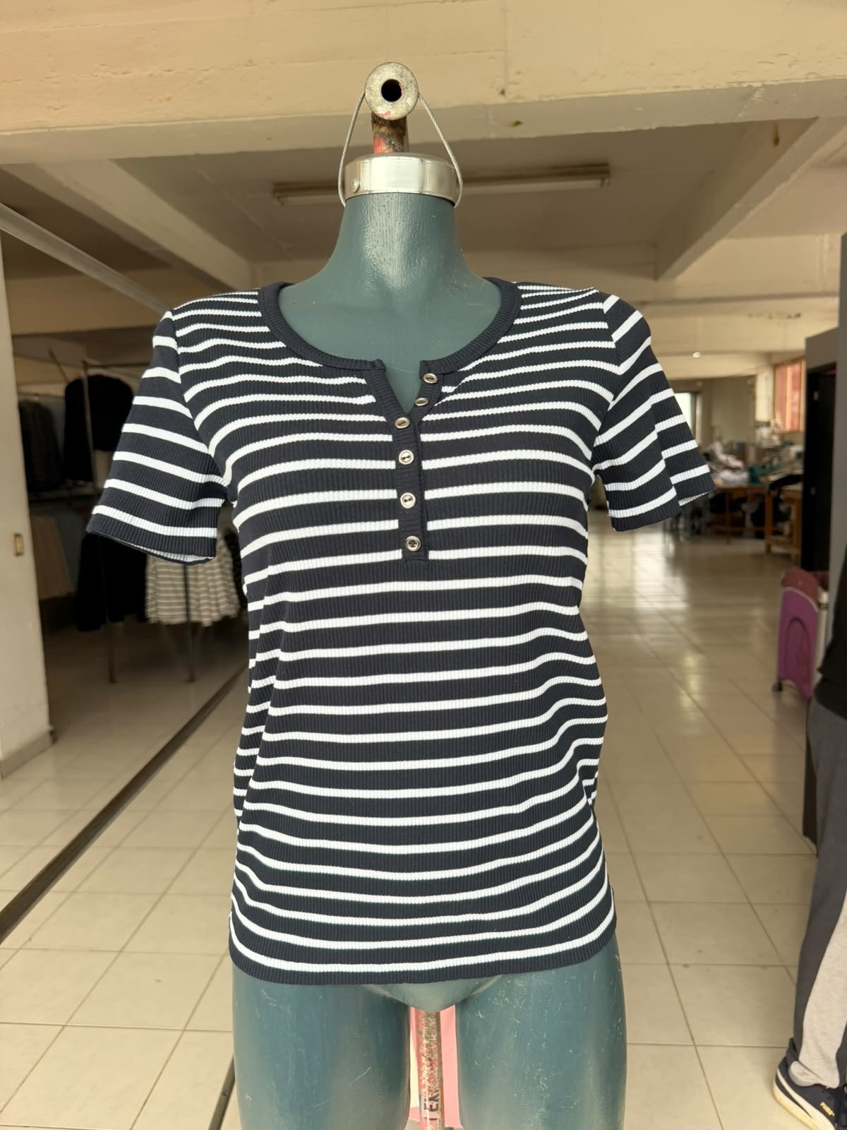 Blusa Sandy estilo Henley a rayas, manga corta y botones decorativos