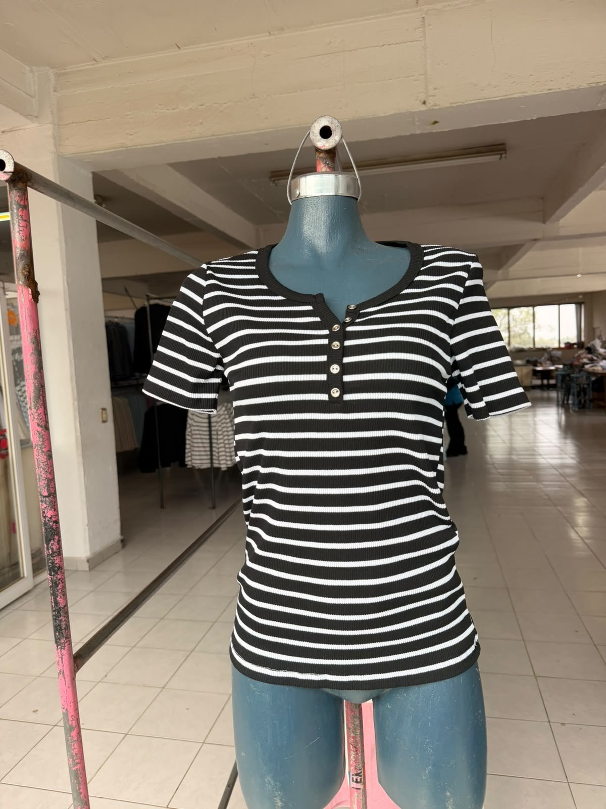 Blusa Sandy estilo Henley a rayas, manga corta y botones decorativos