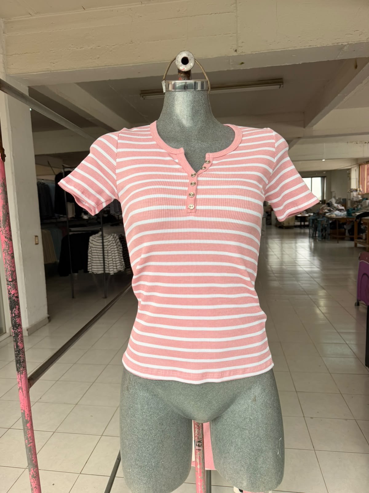 Blusa Sandy estilo Henley a rayas, manga corta y botones decorativos
