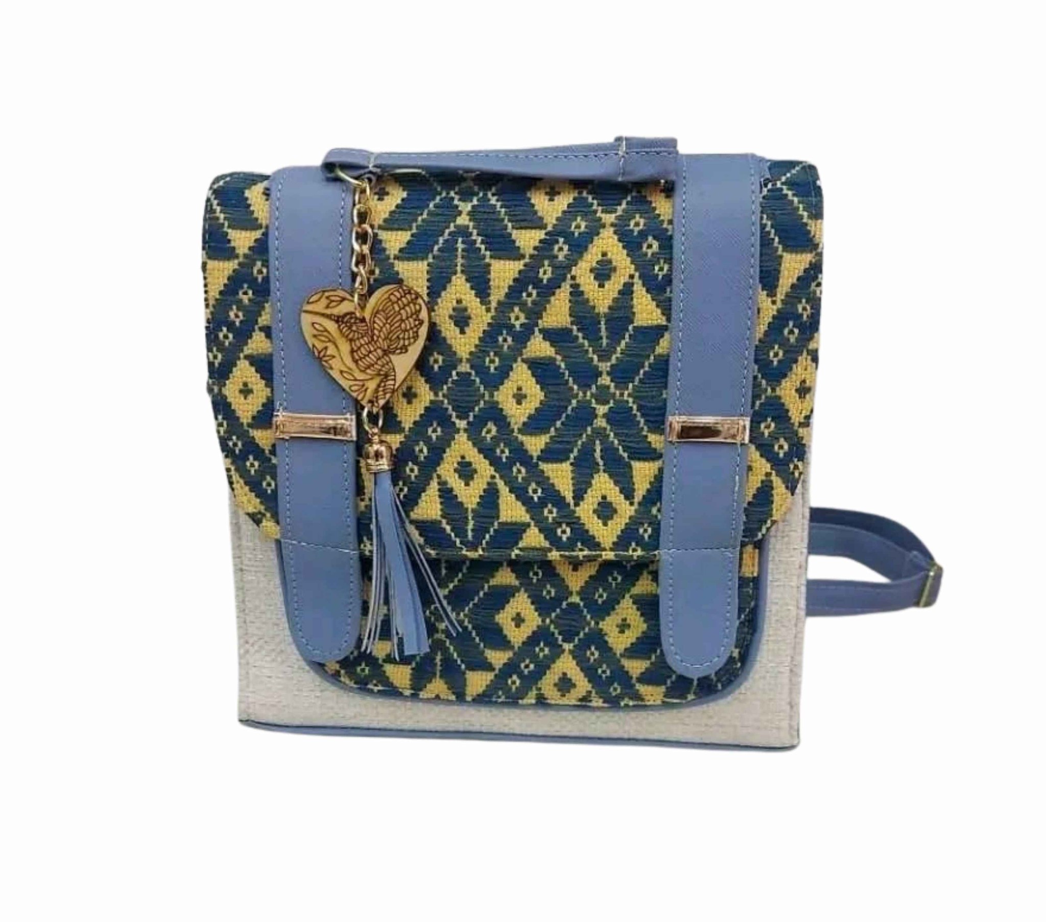 Mochila artesanal con tejido mazahua y dije de corazón