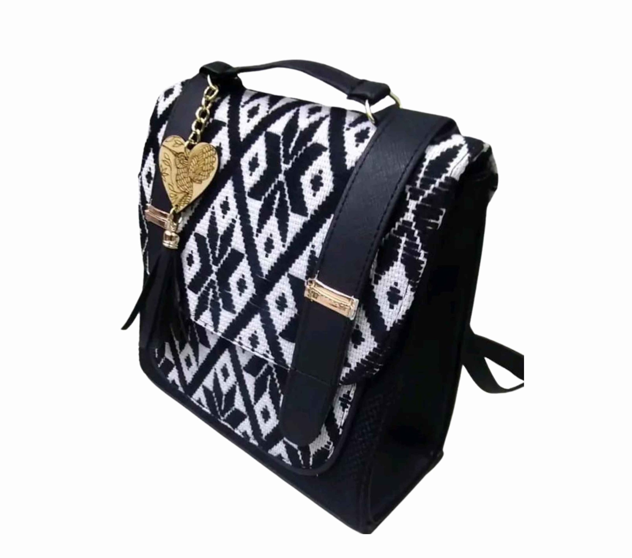 Mochila artesanal con tejido mazahua y dije de corazón