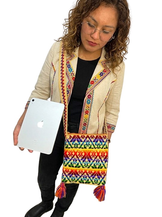 Funda para tablet artesanal con tejido mazahua y asa larga