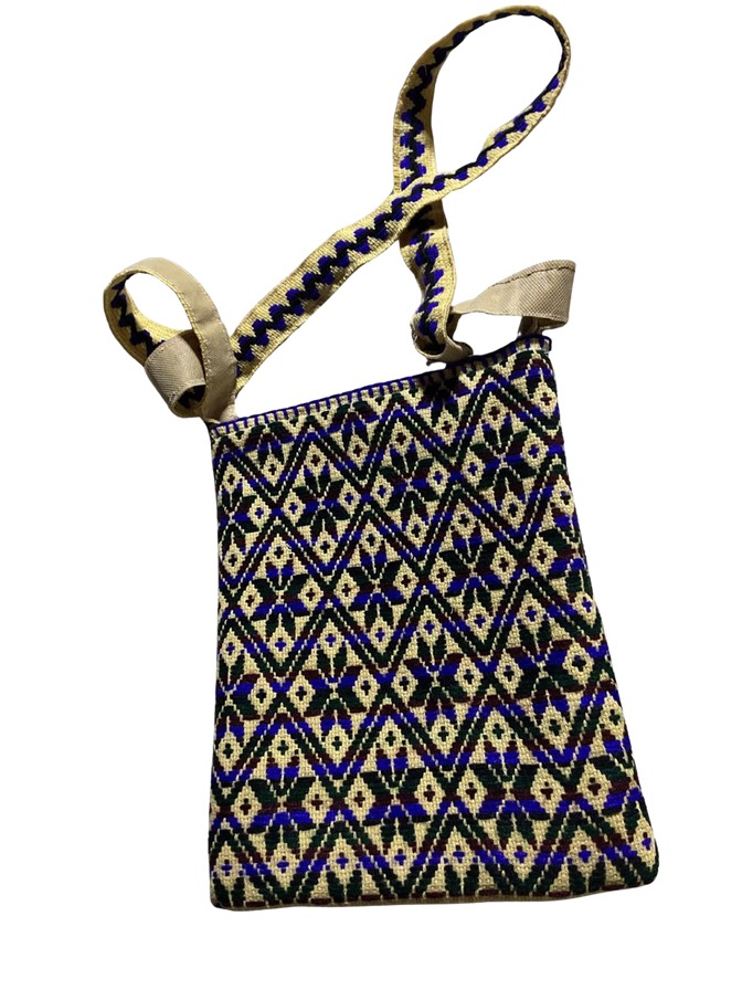 Funda para tablet artesanal con tejido mazahua y asa larga