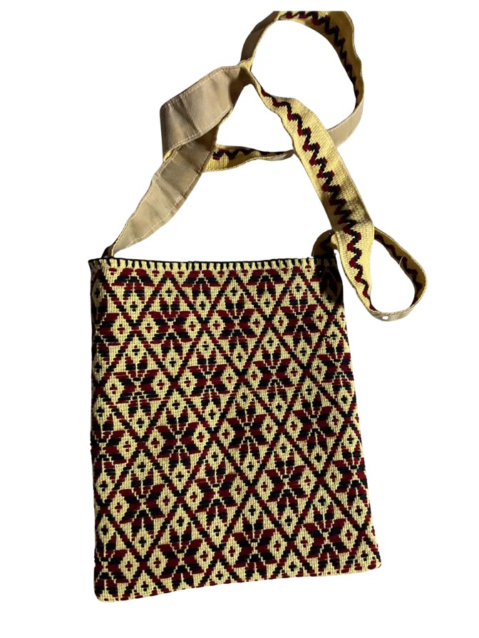 Funda para tablet artesanal con tejido mazahua y asa larga