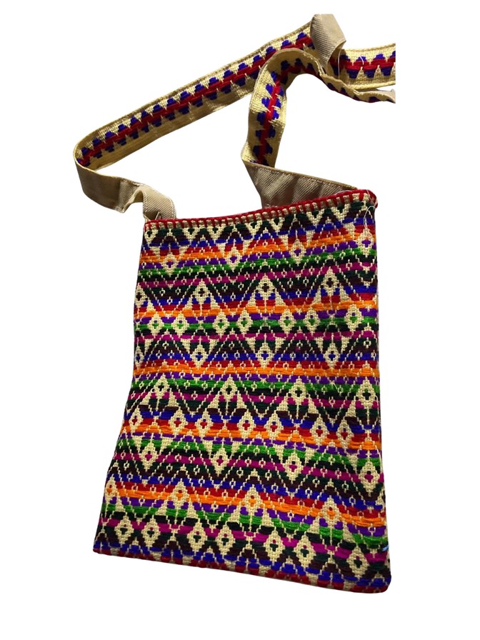 Funda para tablet artesanal con tejido mazahua y asa larga