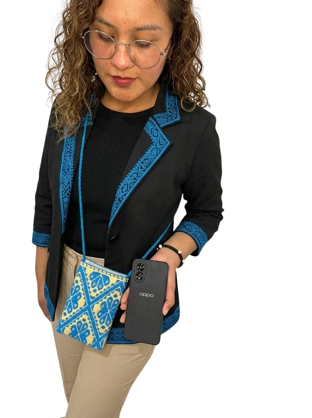 Funda para celular artesanal con tejido mazahua y borlas