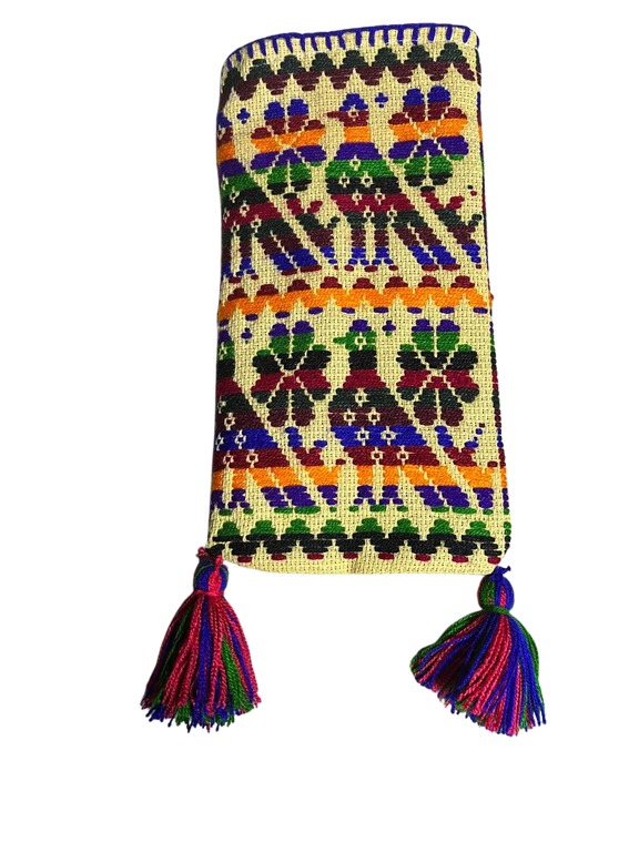 Funda para celular artesanal con tejido mazahua y borlas