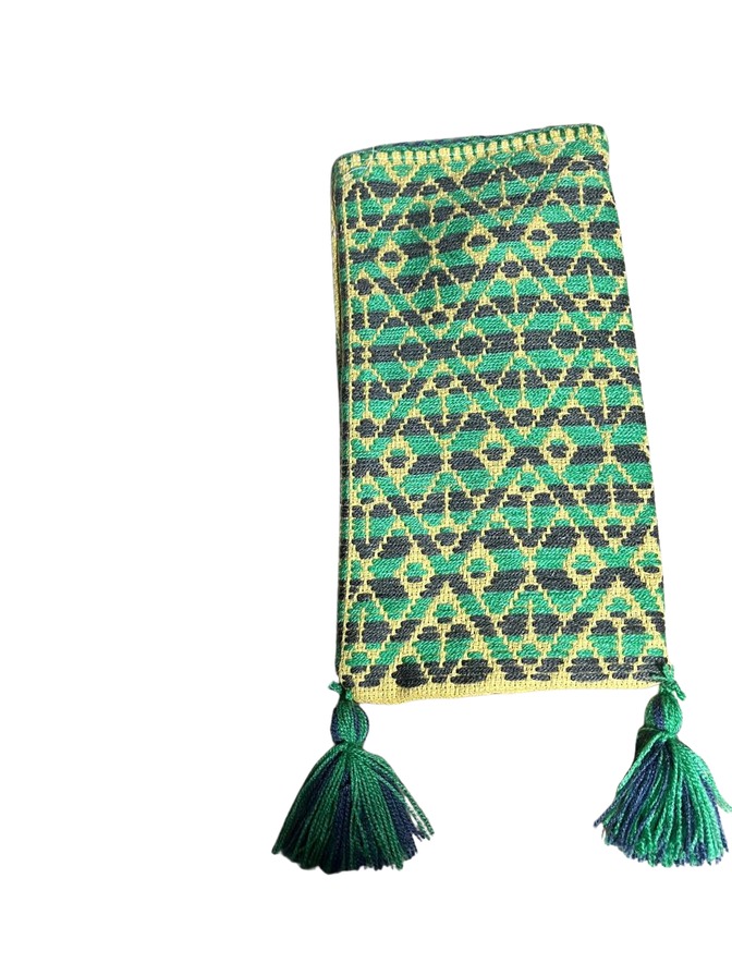 Funda para celular artesanal con tejido mazahua y borlas