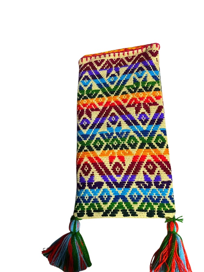 Funda para celular artesanal con tejido mazahua y borlas