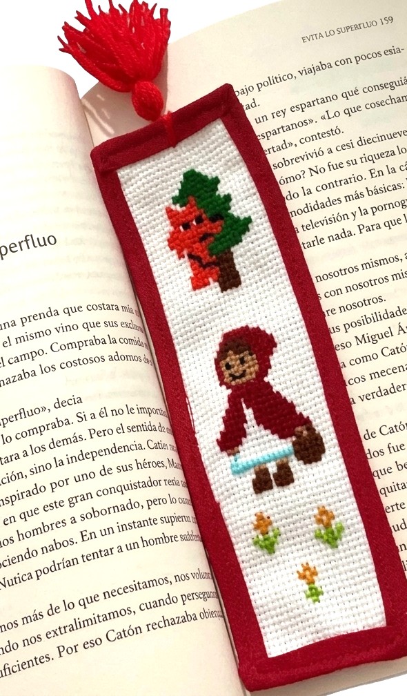 Separador para libros bordado a mano en punto de cruz