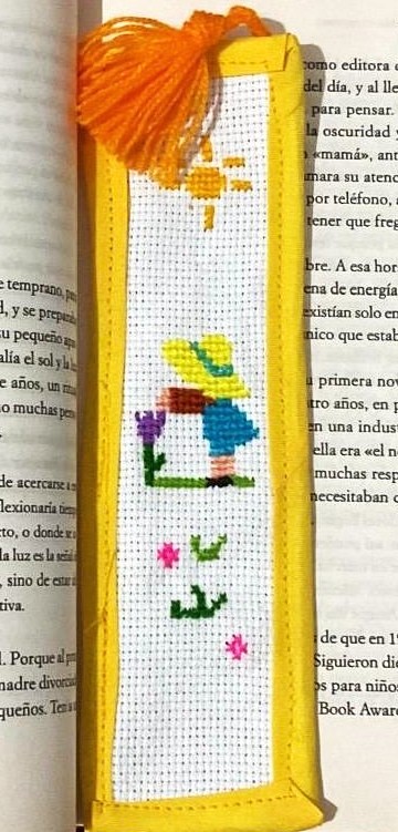 Separador para libros bordado a mano en punto de cruz