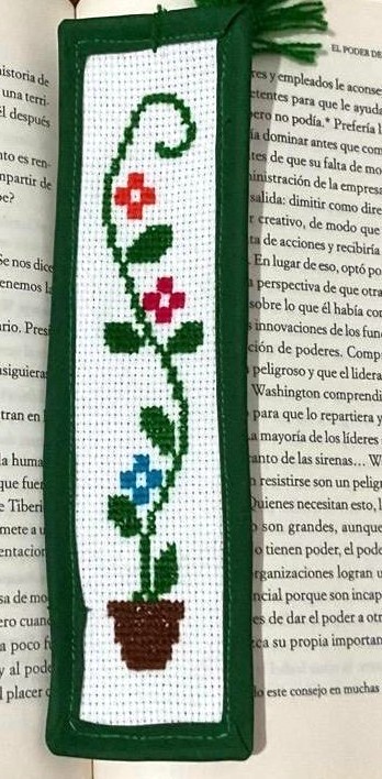 Separador para libros bordado a mano en punto de cruz