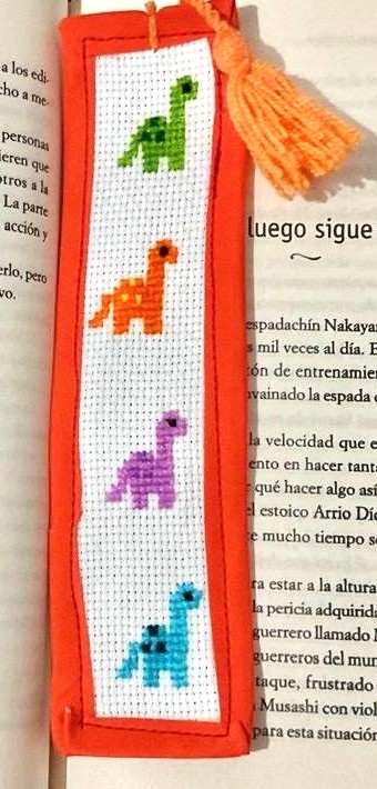 Separador para libros bordado a mano en punto de cruz