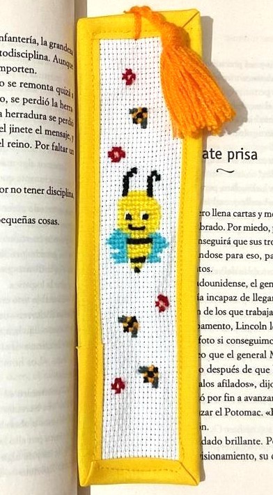Separador para libros bordado a mano en punto de cruz