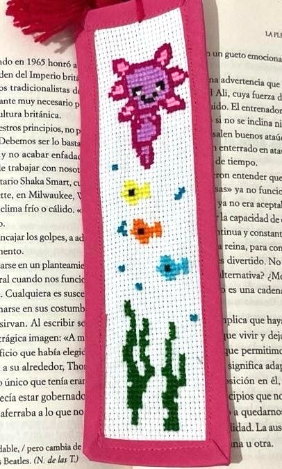 Separador para libros bordado a mano en punto de cruz