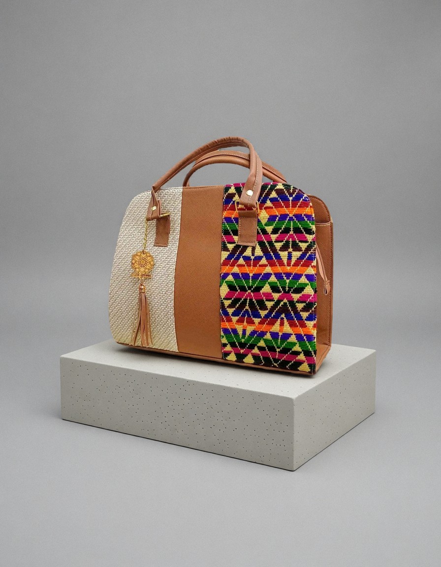 Bolsa de mano artesanal con tejido mazahua y dije decorativo