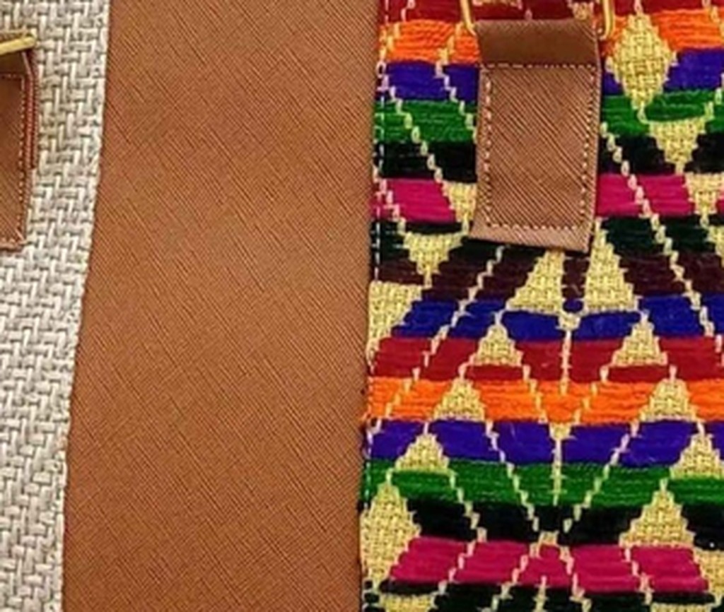 Bolsa de mano artesanal con tejido mazahua y dije decorativo