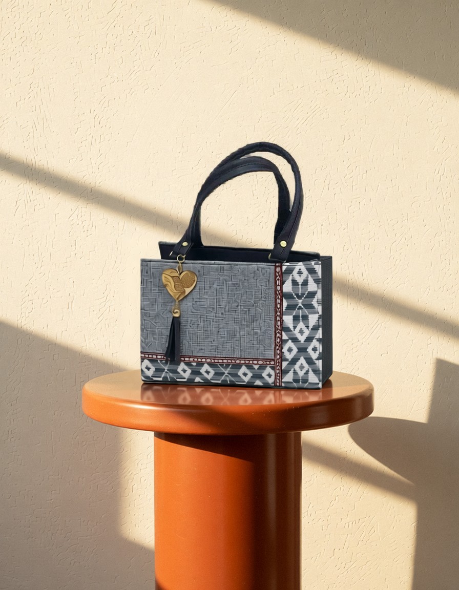 Bolsa de mano artesanal con tejido mazahua y dije decorativo