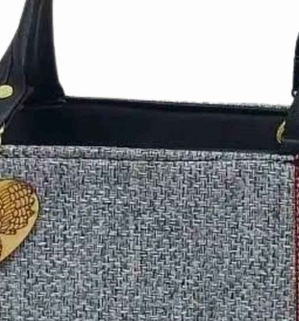 Bolsa de mano artesanal con tejido mazahua y dije decorativo