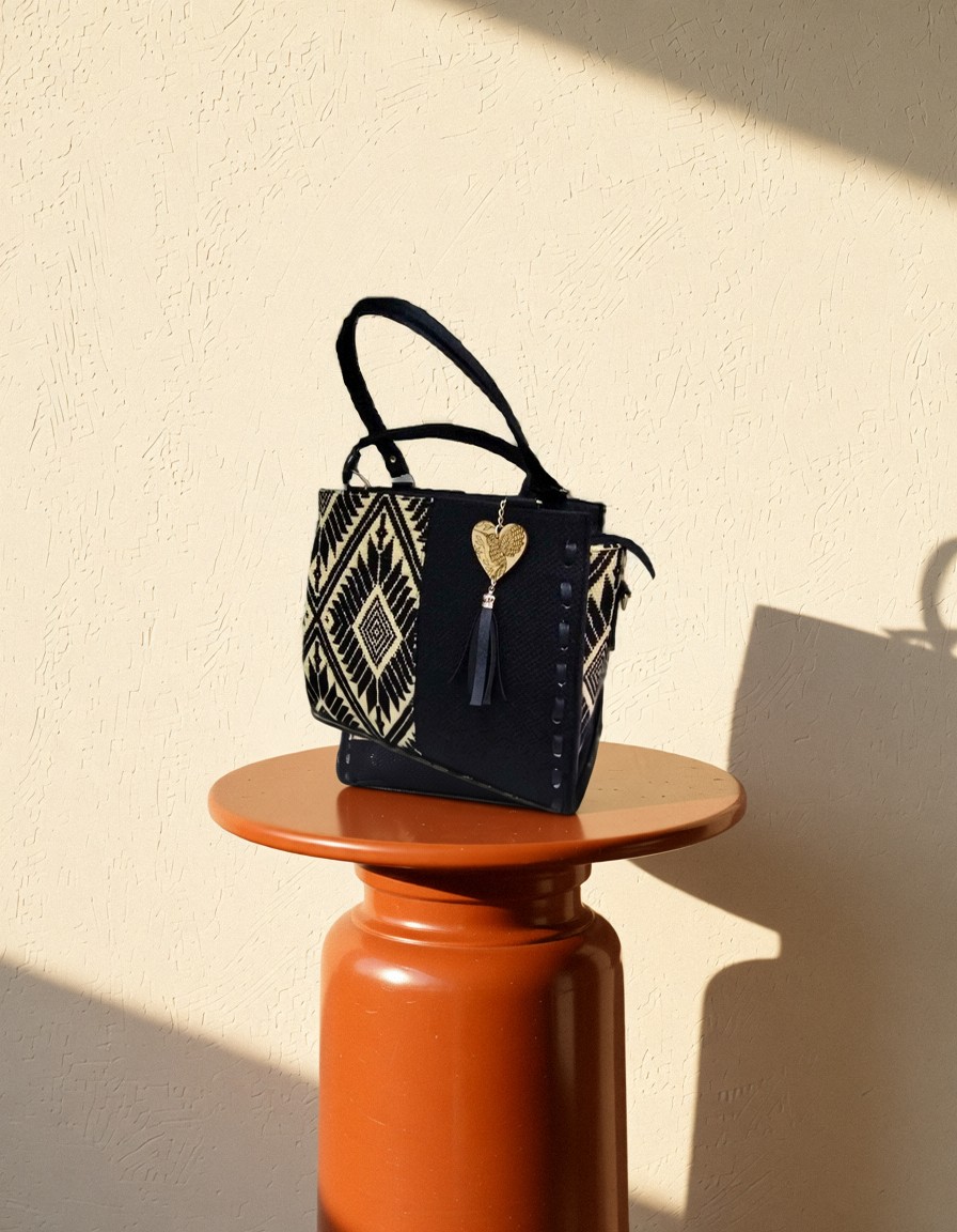 Bolsa de mano artesanal con tejido mazahua y dije decorativo