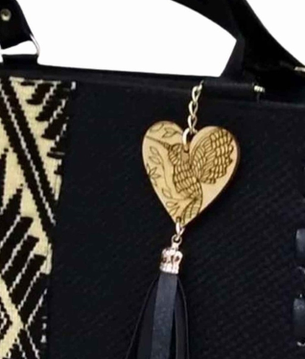 Bolsa de mano artesanal con tejido mazahua y dije decorativo