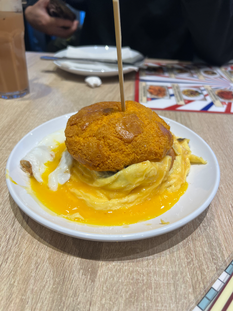 招牌鵝肝黑松露蛋菠蘿包