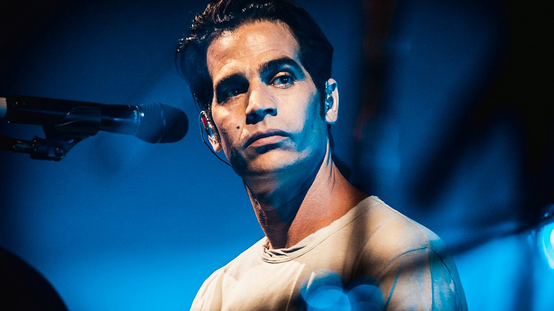 picture of the singer