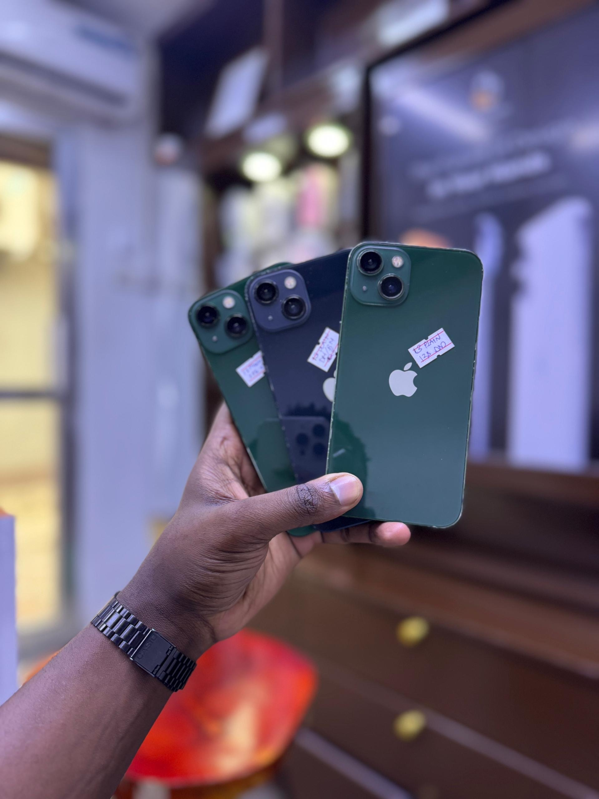 iPhone 13 plain - Image 1