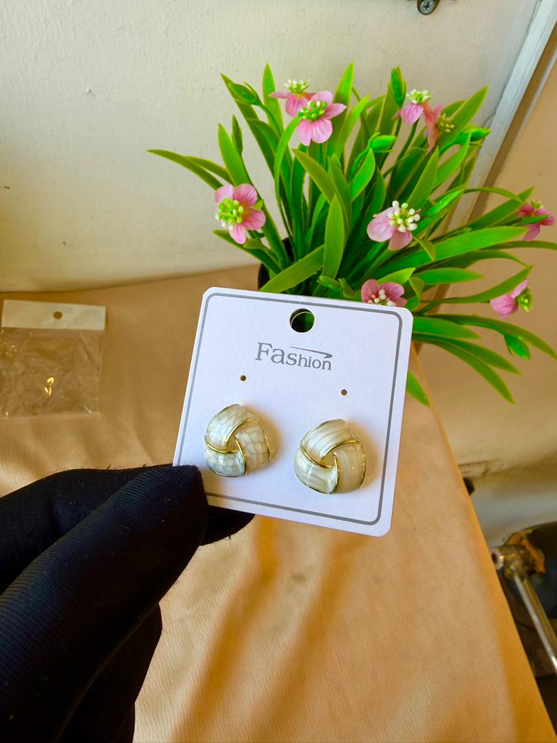 Earings thumbnail 2