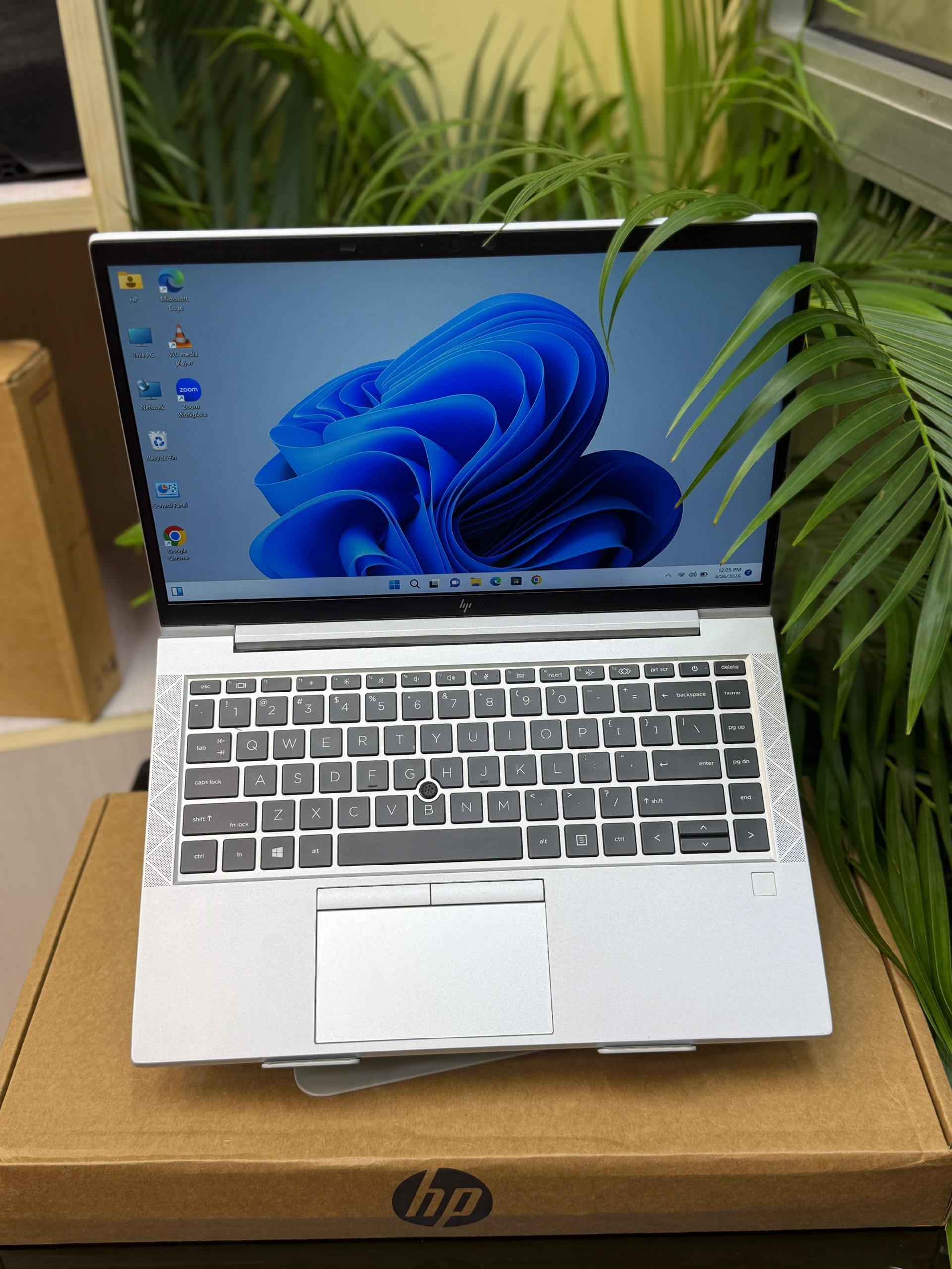 Hp Elitebook 830G5
Ram 8
256 SSD